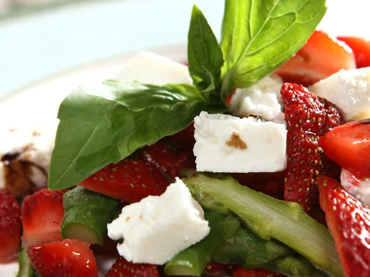 Salade printanière aux asperges, fraises et feta